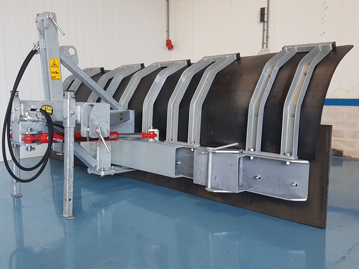 Hydraulisch verstelbare Terrein- en Wegenschuif kort (TenWK)